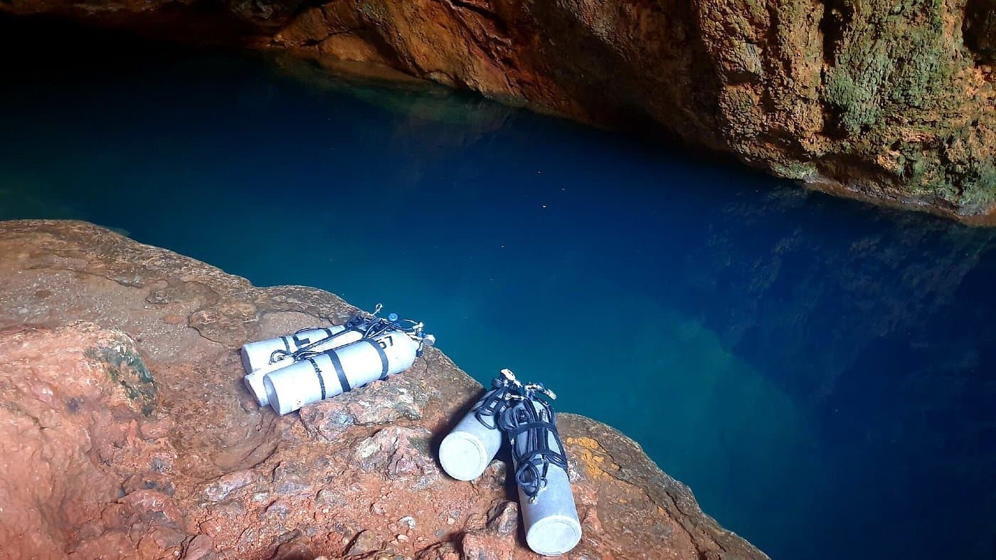 Attrezzatura all’ingresso della Cueva del Agua