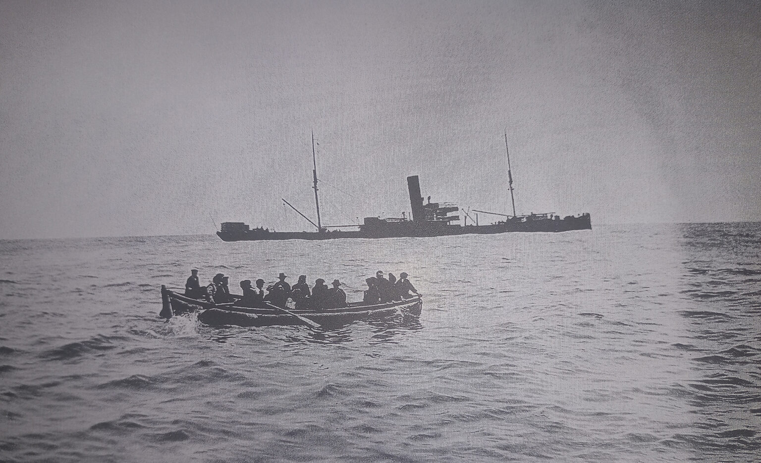 L’equipaggio di un piroscafo italiano abbandona la nave prima che affondi