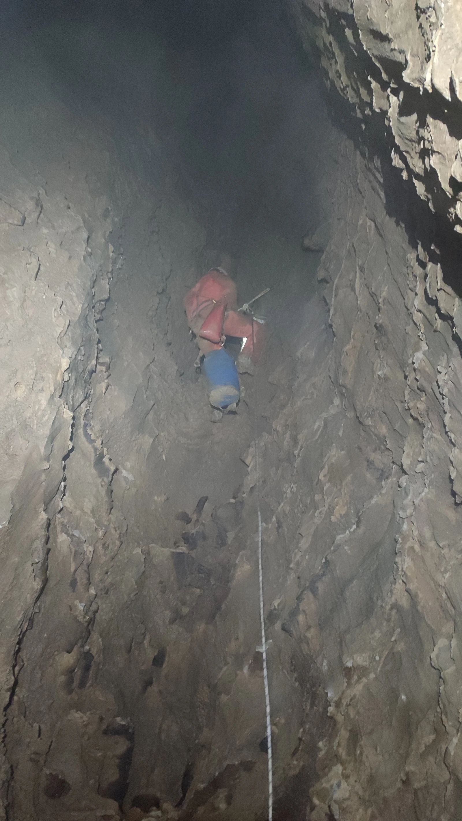 Risalita su corda nella grotta Via col Vento