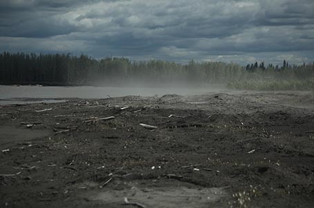 Il vento solleva acqua e detriti lungo il fiume Yukon